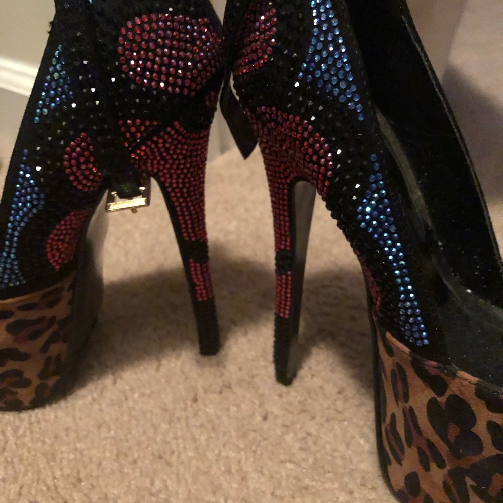 Gorgeous pumps-never worn